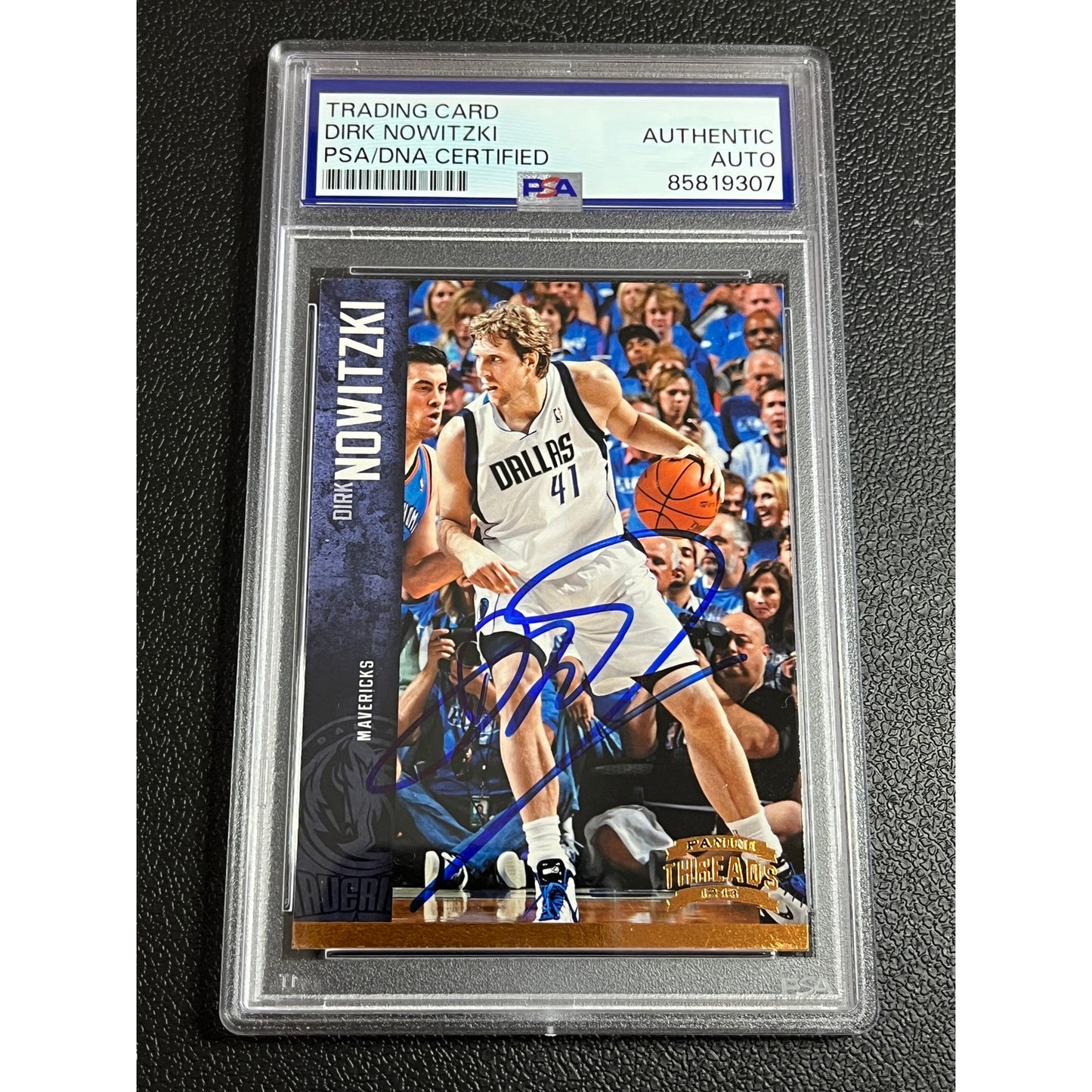 2012-13 Panini Threads #24 Dirk Nowitzki Signed Dallas Mavericks Card PSA/DNA